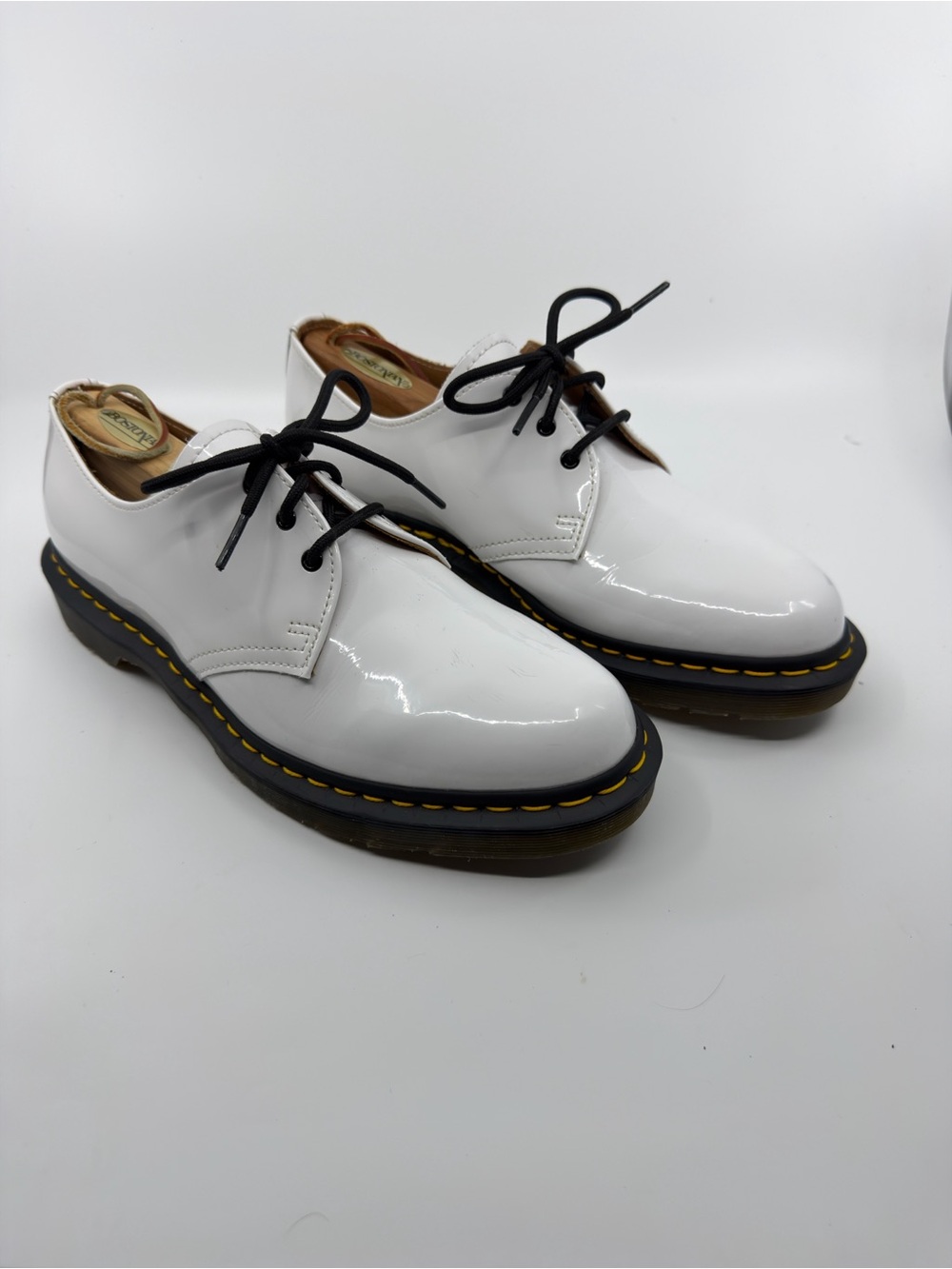 Dr. Martens 1461 Oxford shoes featuring a white patent leather upper SZ 10